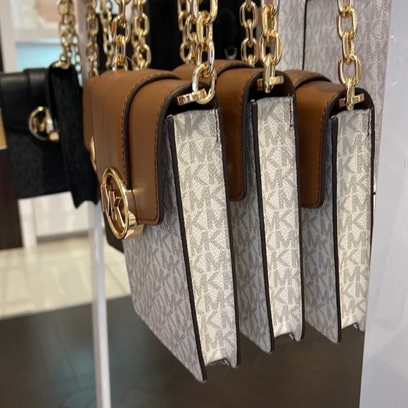 Michael Kors Carmen Small Logo Smartphone Crossbody Bag
Vanilla - Picture 3 of 16